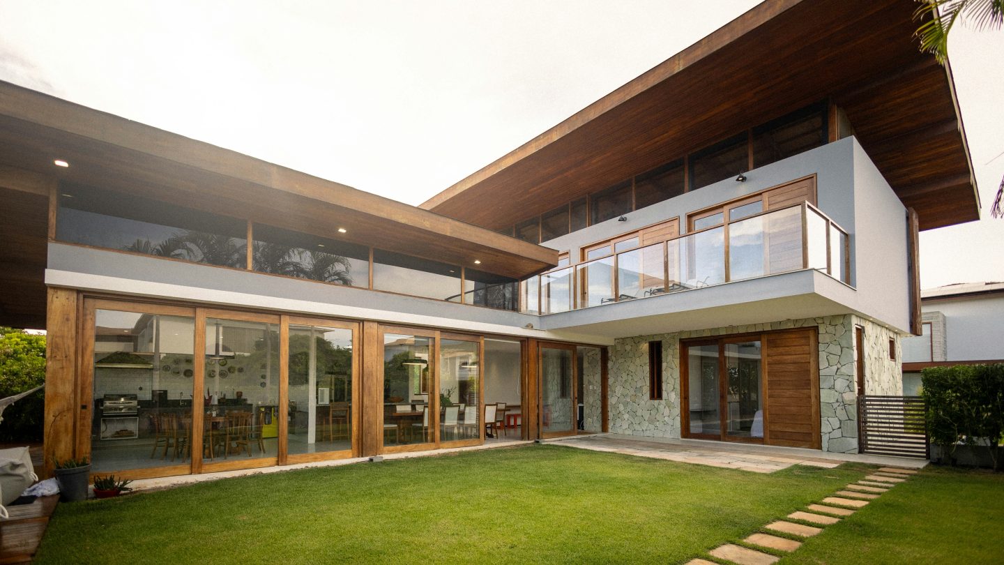 Sala de estar iluminada de um imóvel residencial